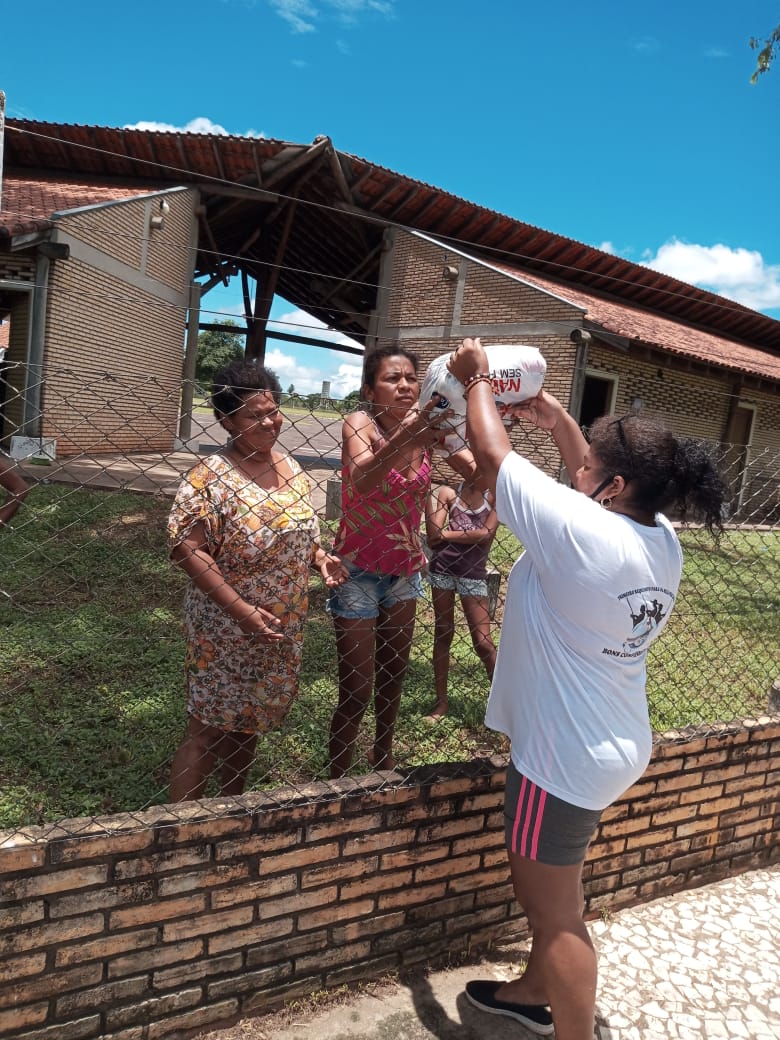 Entrega de cestas a ribeirinhos de Miranda